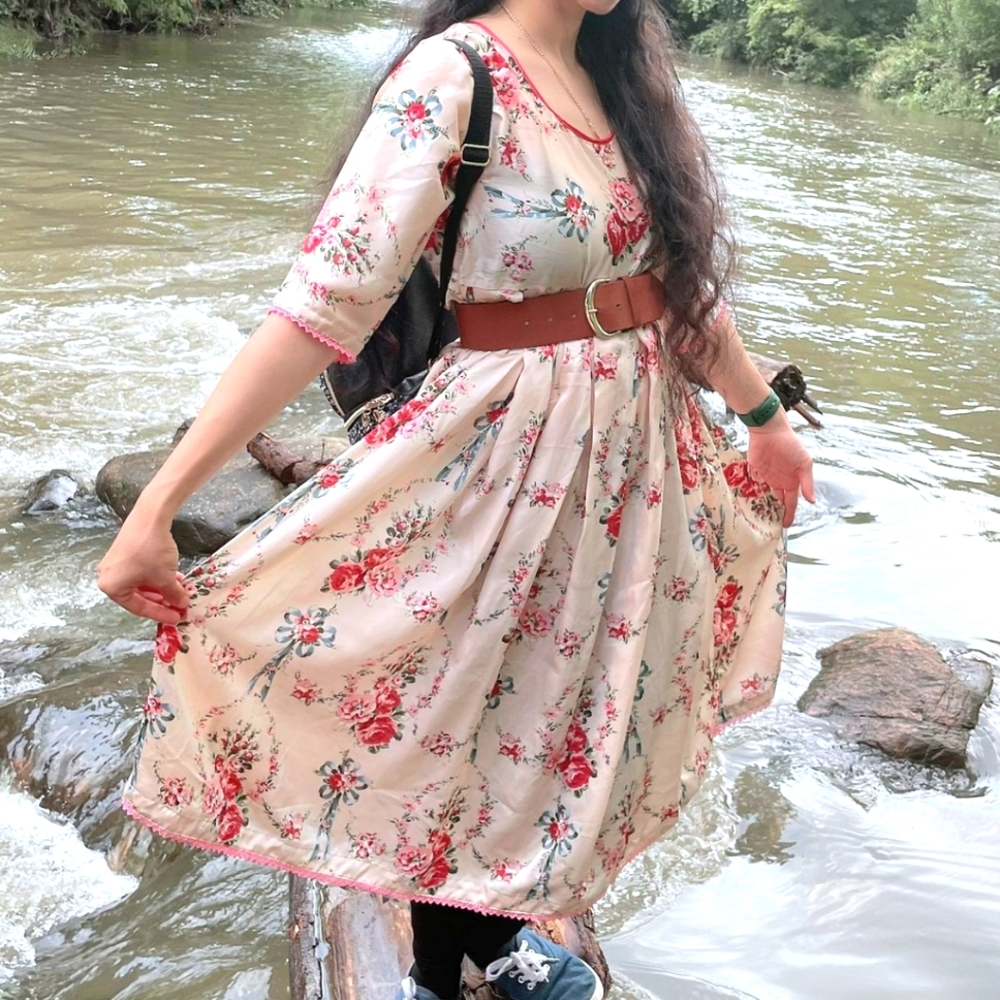 SOLD - Silk like floral dress cute